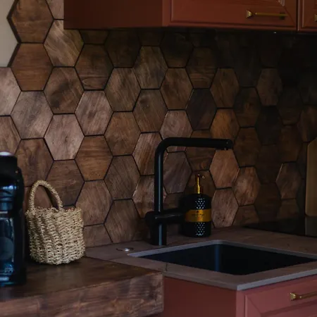 - Linnast Vaelja, Puu Otsa! אכסניה *