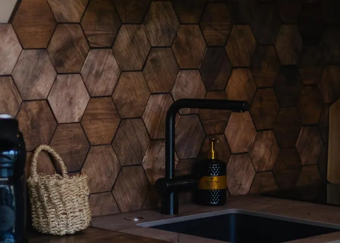 - Linnast Vaelja, Puu Otsa! Lodge *